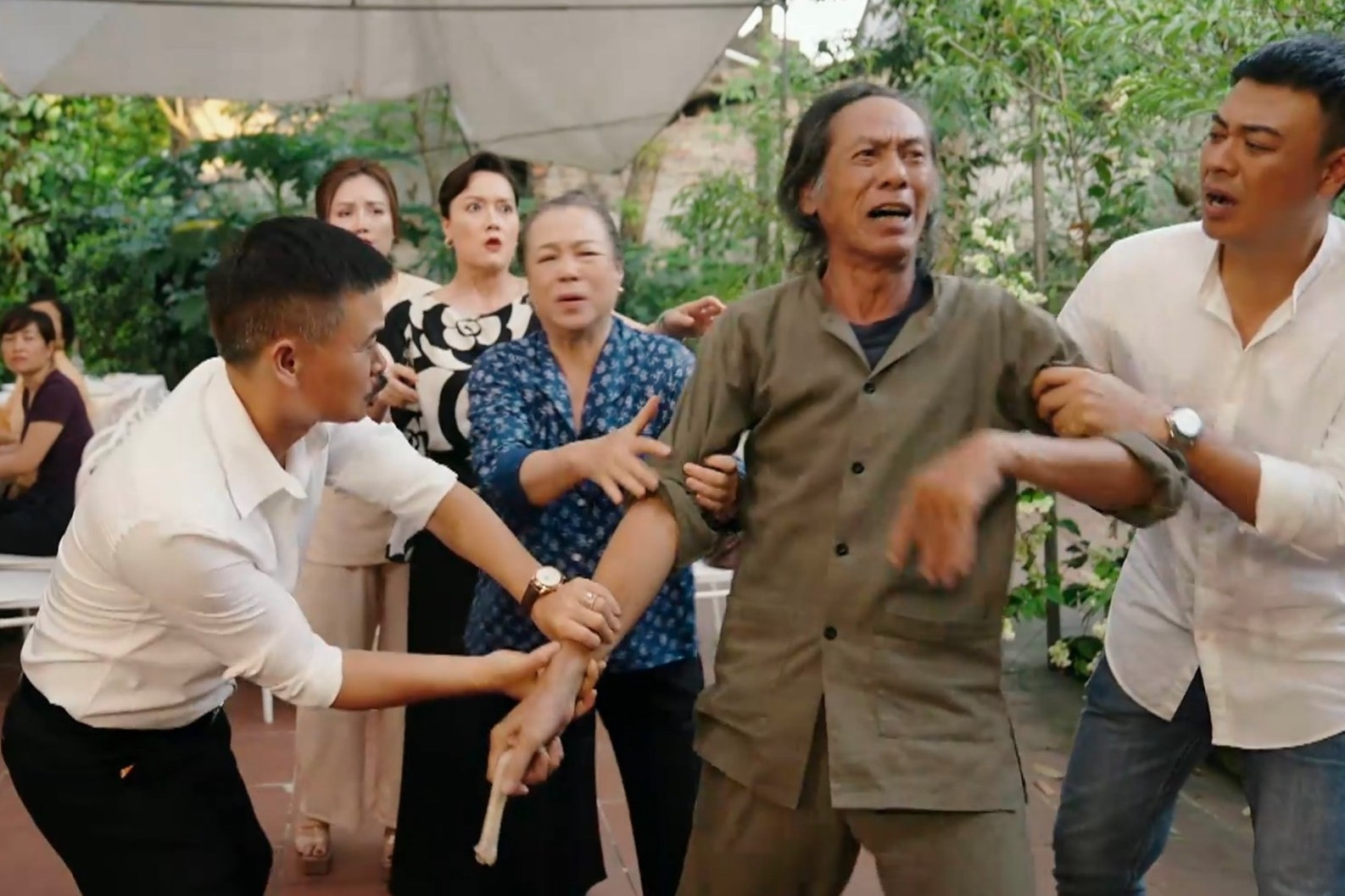 Cả đoàn phim cười bò vì màn ăn vạ Thu Quỳnh của NSND Bùi Bài Bình