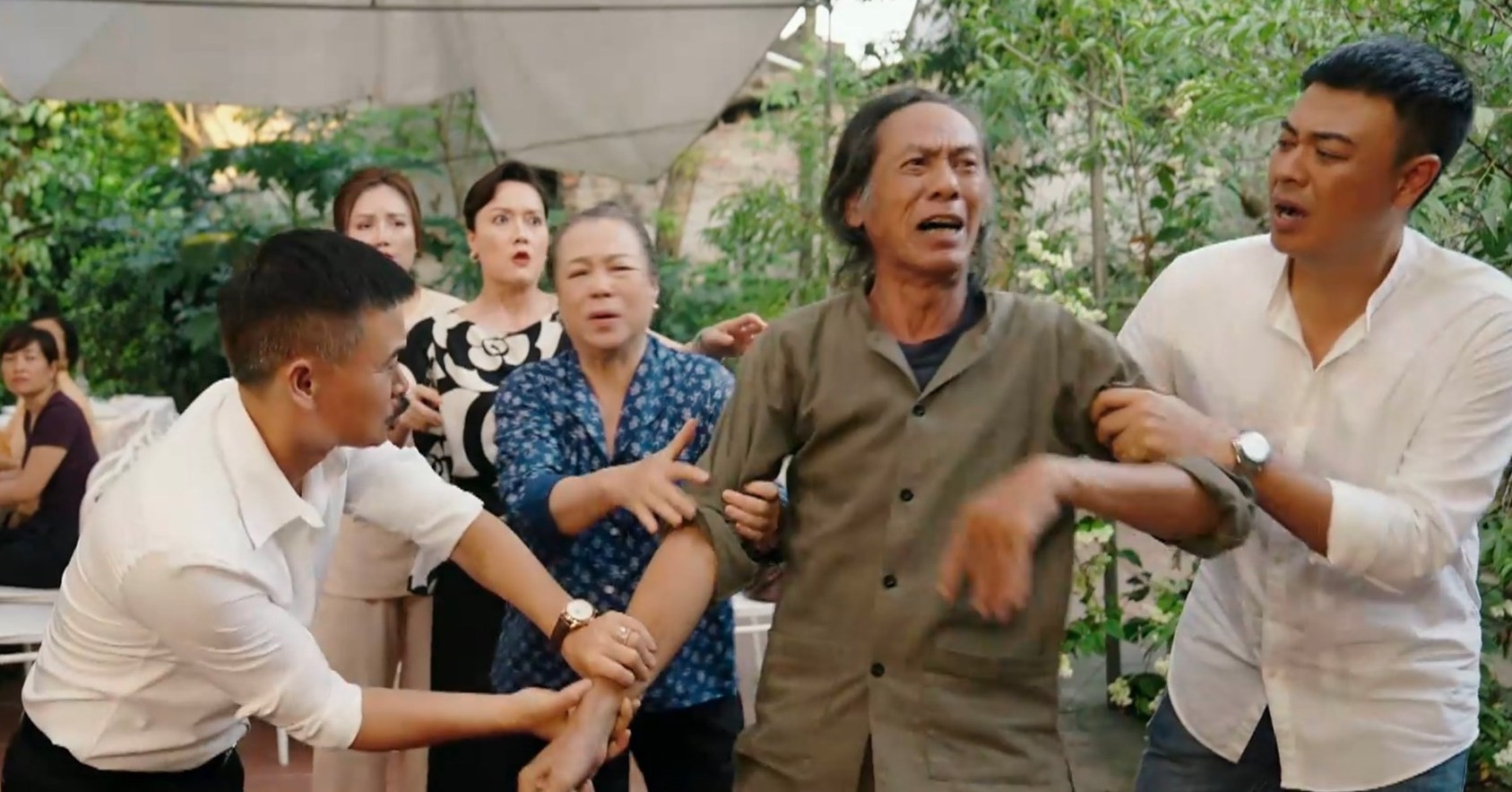 Cả đoàn phim cười bò vì màn ăn vạ Thu Quỳnh của...