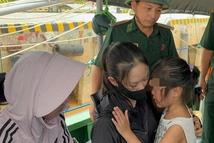 Cha và con gái 6 tuổi trôi dạt 13 giờ trên biển: 'Tôi sợ tuột tay đánh mất con'