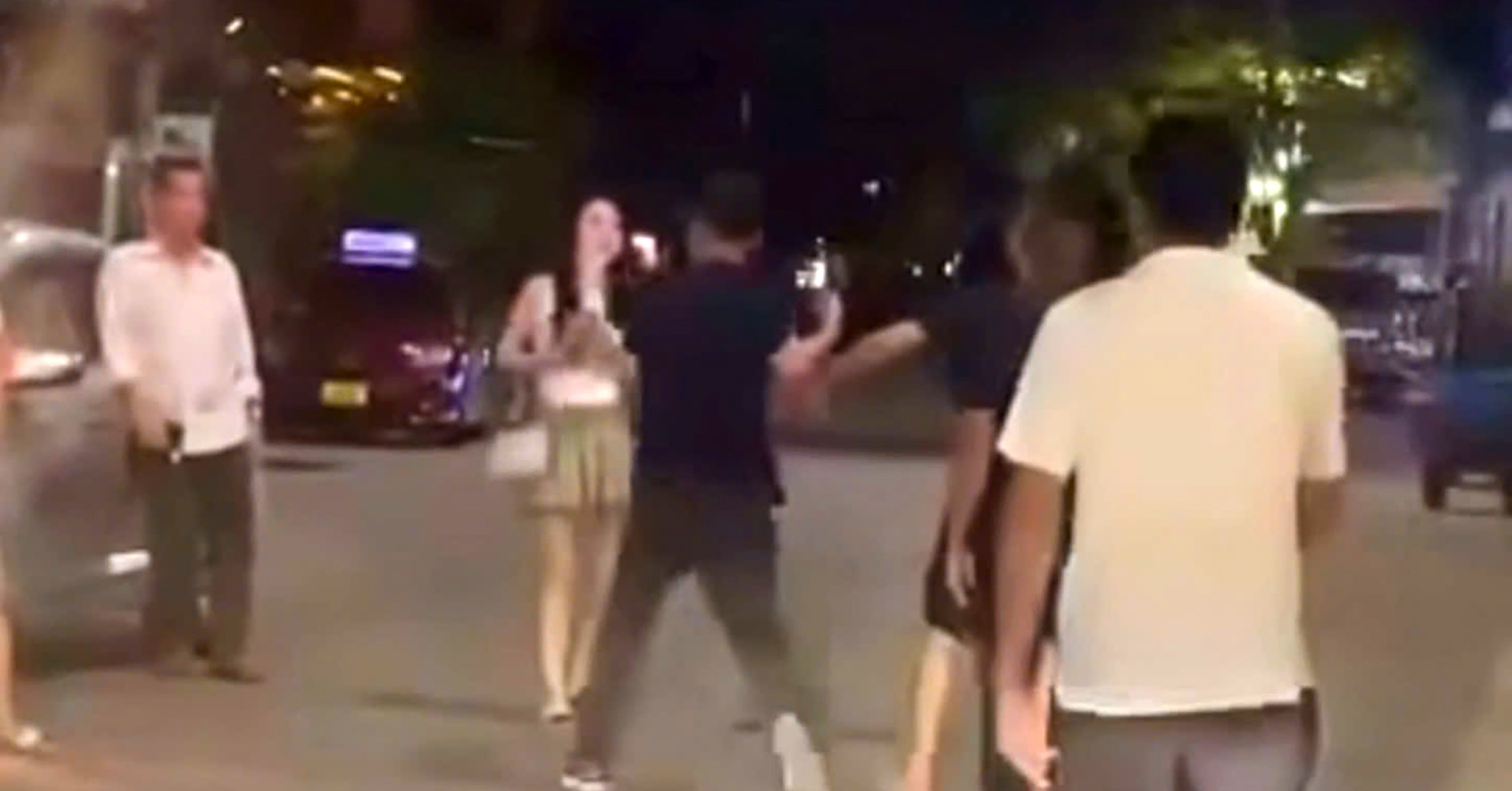 Cô gái bị nhóm nam hành hung trước quán karaoke...