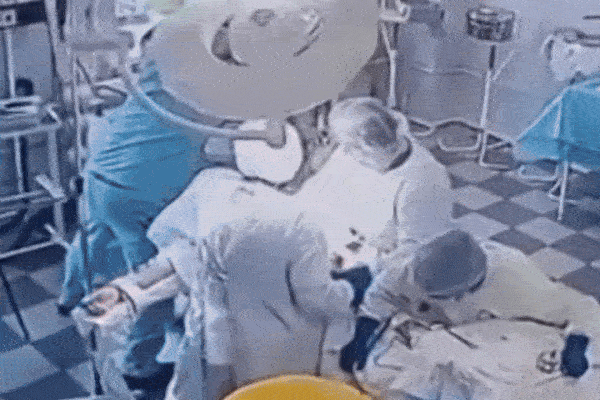 Khoảnh khắc bác sĩ Nga bình tĩnh phẫu thuật giữa động đất 8,8 độ Richter