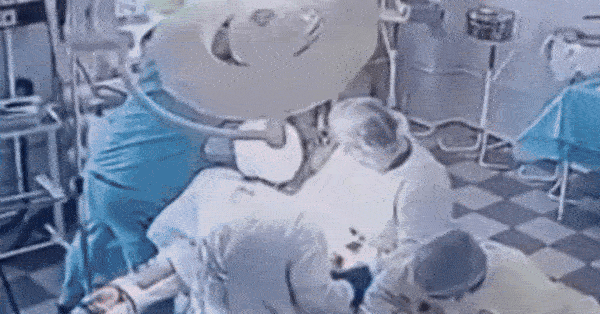 Khoảnh khắc bác sĩ Nga bình tĩnh phẫu thuật giữa động đất 8,8 độ Richter
