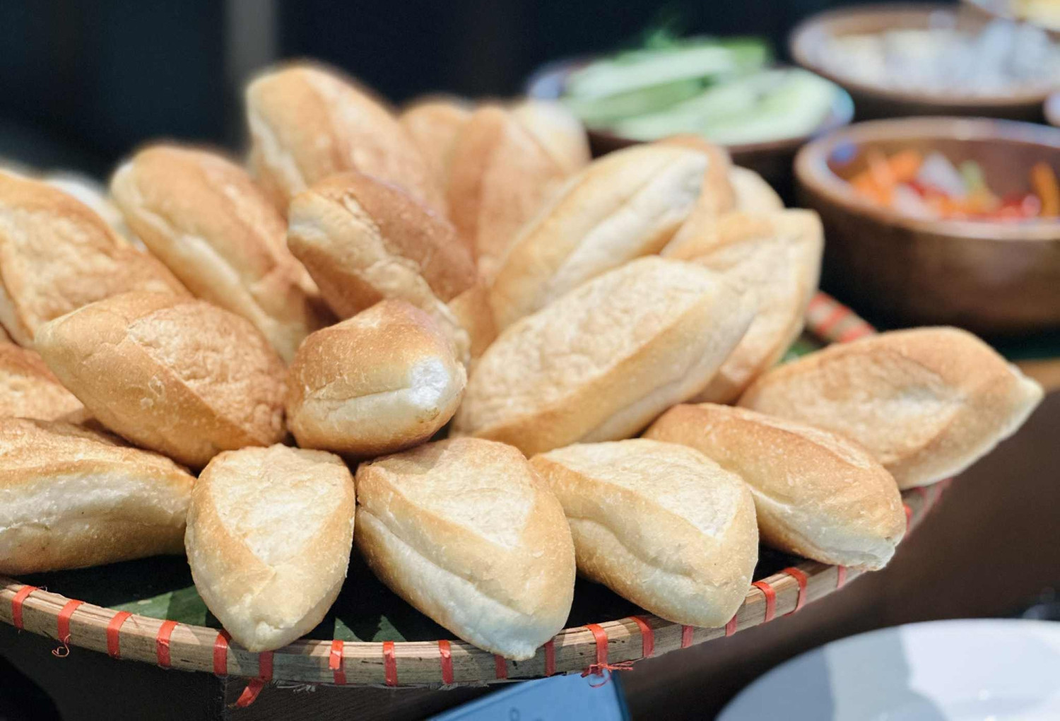 Kiểm nghiệm mẫu bánh mì nghi gây ngộ độc cho 33 học sinh