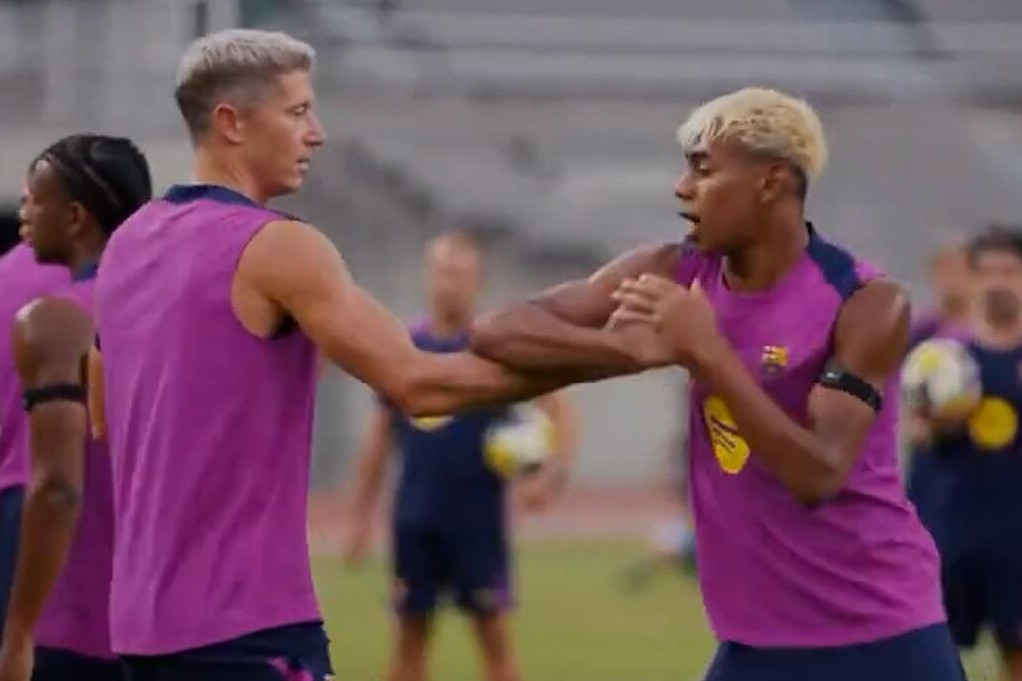 Lamine Yamal và Lewandowski ‘đấu võ’ trong buổi tập của Barca