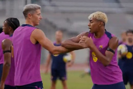 Lamine Yamal và Lewandowski ‘đấu võ’ trong buổi tập của Barca