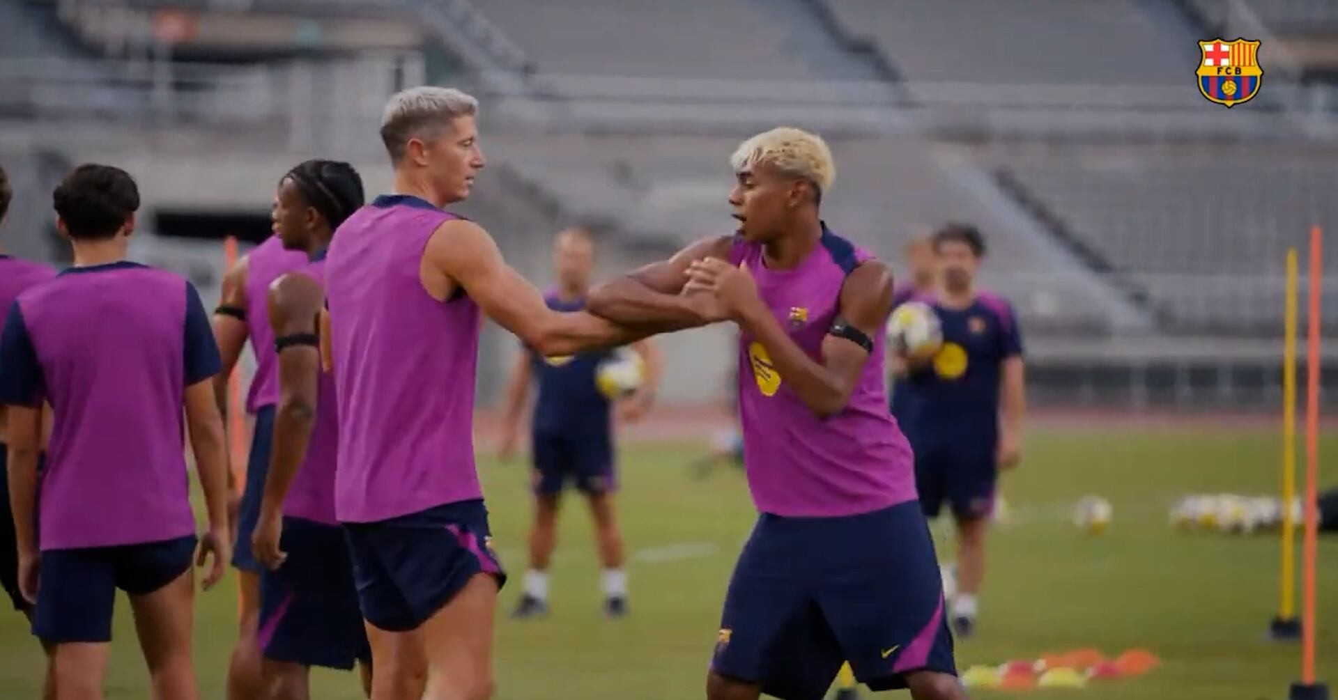 Lamine Yamal và Lewandowski ‘đấu võ’ trong buổi tập của Barca