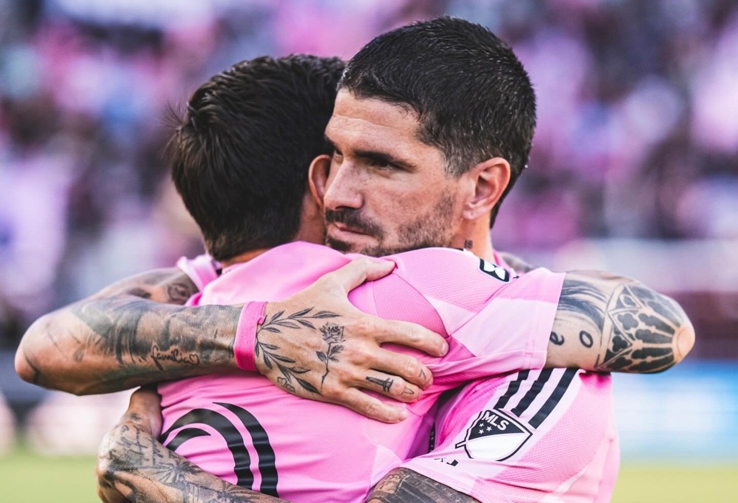 Messi cùng Inter Miami thắng kịch tính mừng De Paul ra mắt