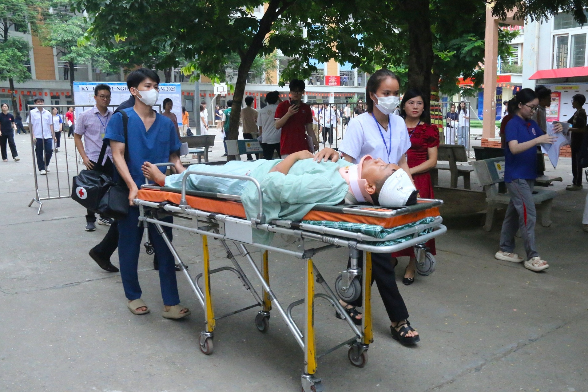 Nam sinh nằm cáng đến trường thi đã đỗ tốt nghiệp THPT năm 2025