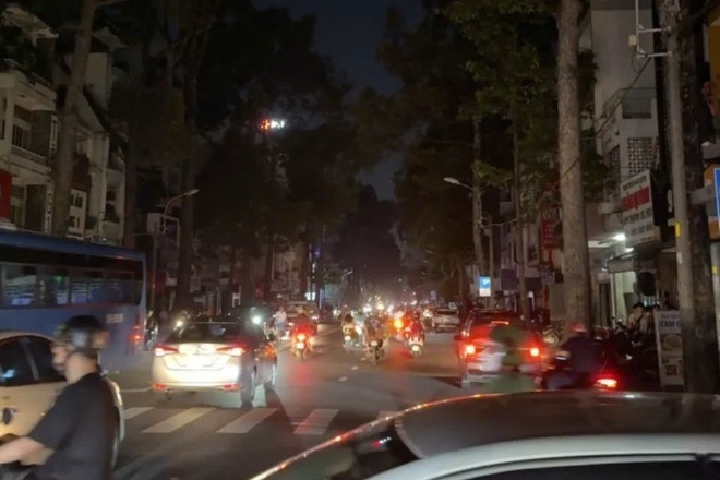 Trung tâm TPHCM đột ngột mất điện, đường phố tối đen