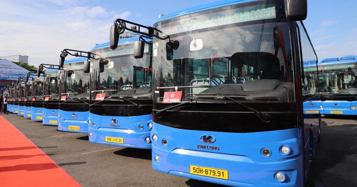 Thêm hơn 400 xe buýt điện lăn bánh tại TPHCM