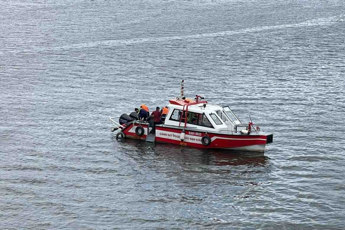 Tìm cô gái nghi nhảy cầu mất tích, phát hiện 2 thi thể nam giới