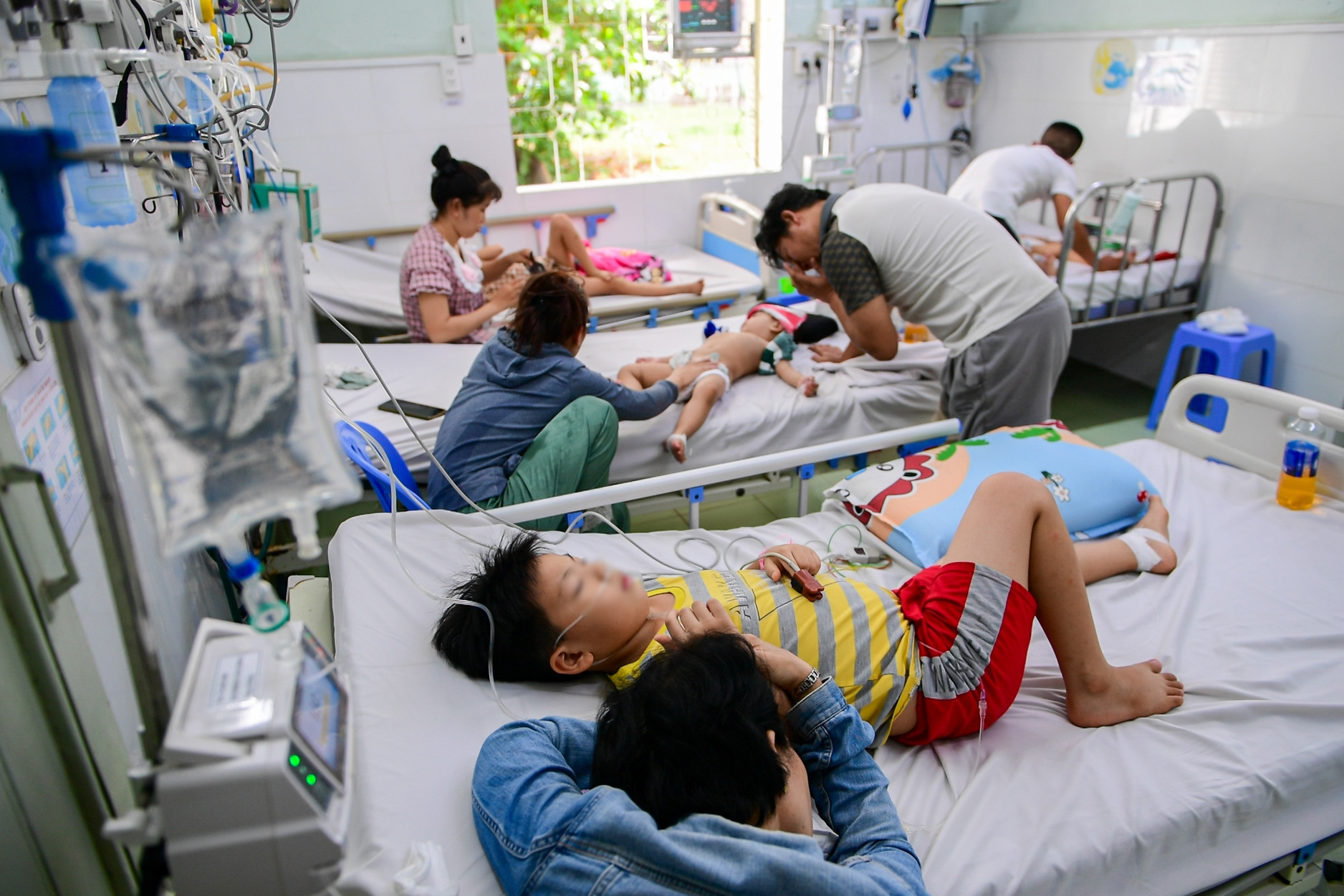 Trẻ sốt xuất huyết nằm kín phòng bệnh viện ở TPHCM, bác sĩ lo biến chứng suy gan