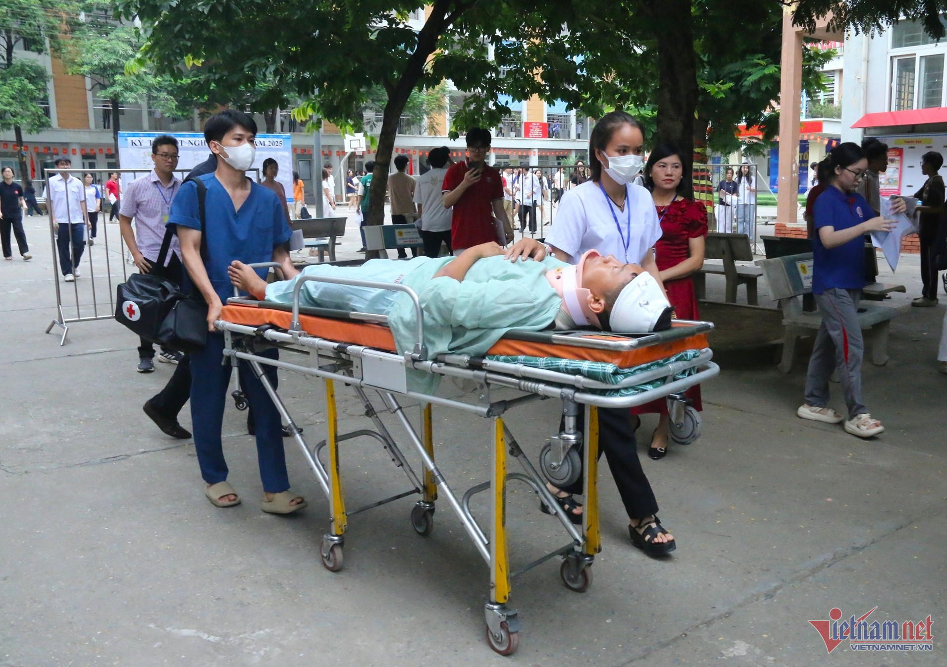 W-đi thi tốt nghiệp bằng cáng (4).JPG.jpg
