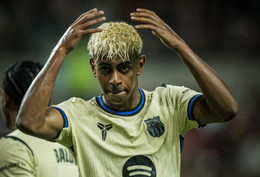 Yamal lập cú đúp mừng áo số 10, Barca thắng to
