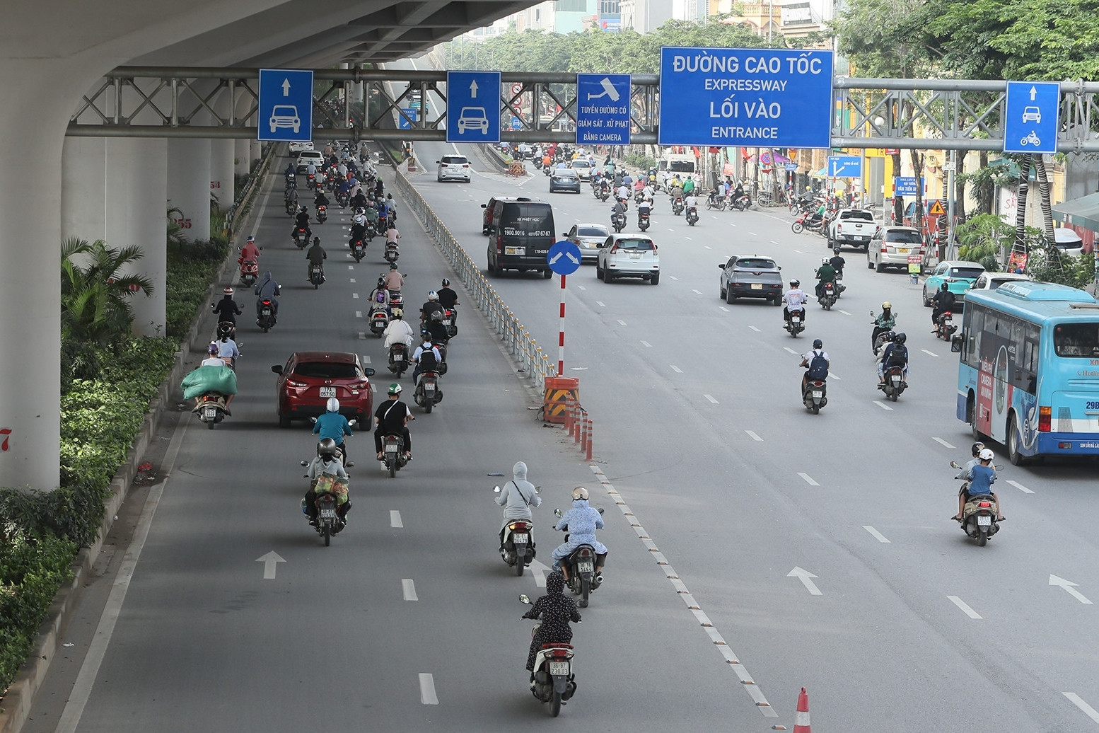 Bản tin trưa 4/7: Bắt đầu phân làn đường Phạm Văn Đồng, xe máy tràn vào làn ô tô