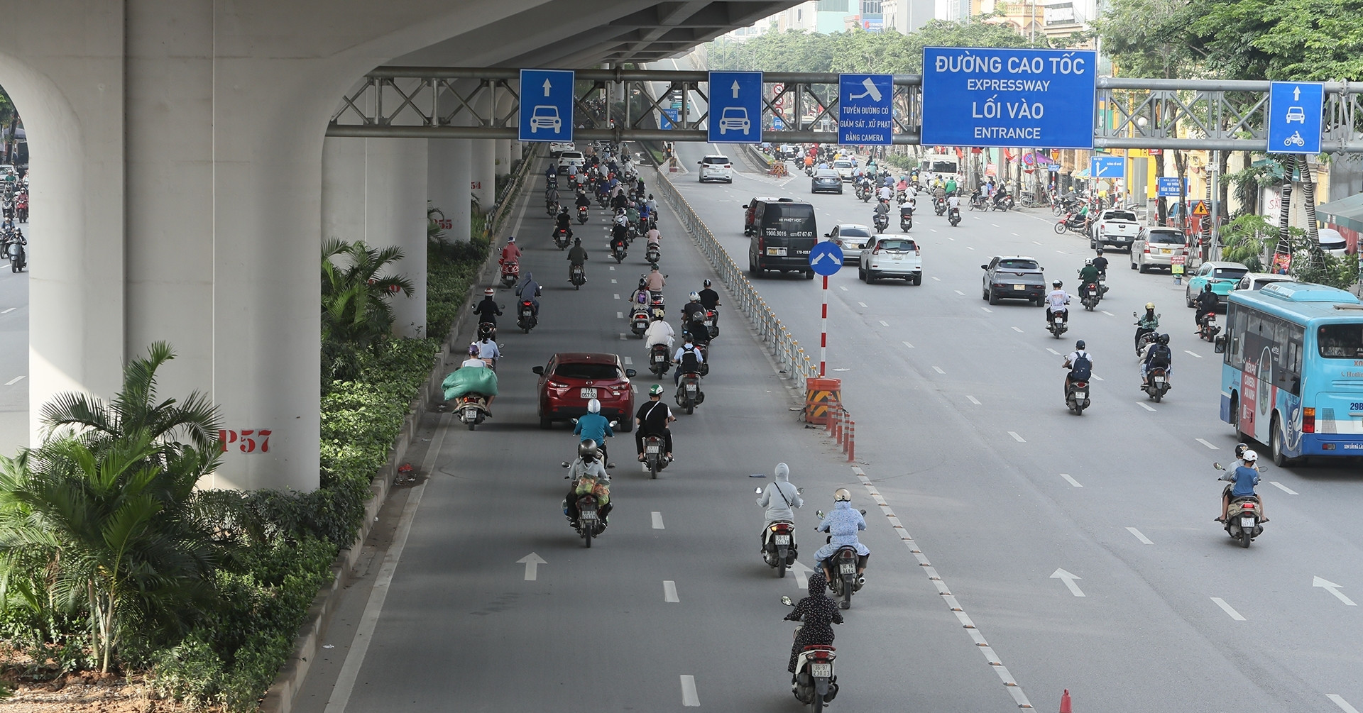 Bản tin trưa 4/7: Bắt đầu phân làn đường Phạm Văn Đồng, xe máy tràn vào làn ô tô