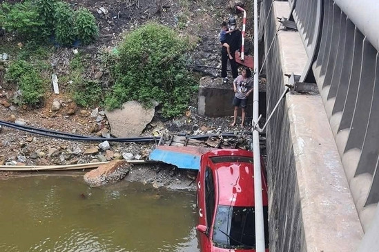 Bản tin cuối ngày 3/7: Xe ô tô bất ngờ lao xuống sông, 4 người may mắn thoát nạn