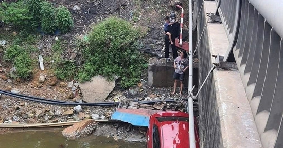 Bản tin cuối ngày 3/7: Xe ô tô bất ngờ lao xuống sông, 4 người may mắn thoát nạn
