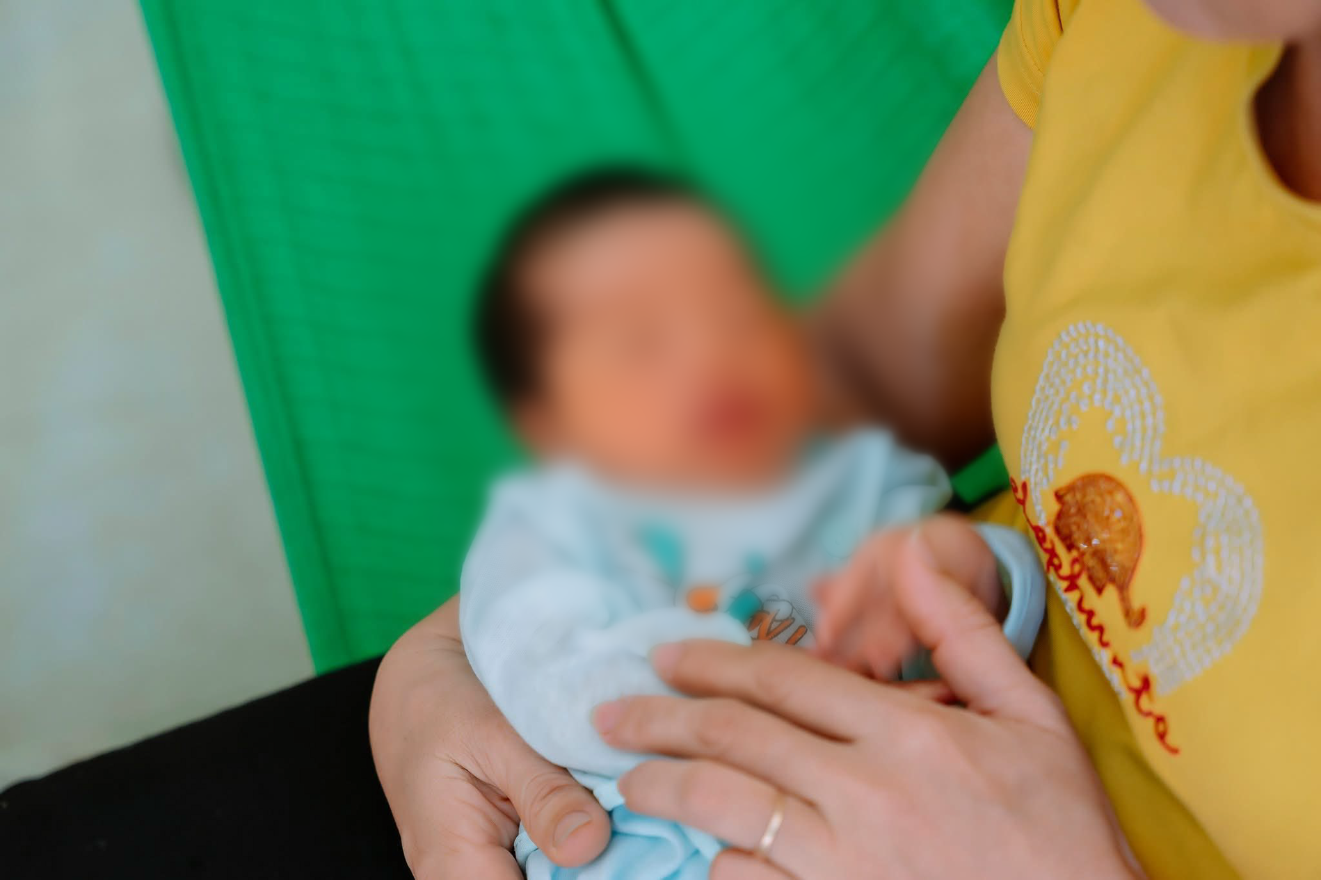 Bé gái 5 ngày tuổi bị bỏ rơi trong túi nilon màu đen