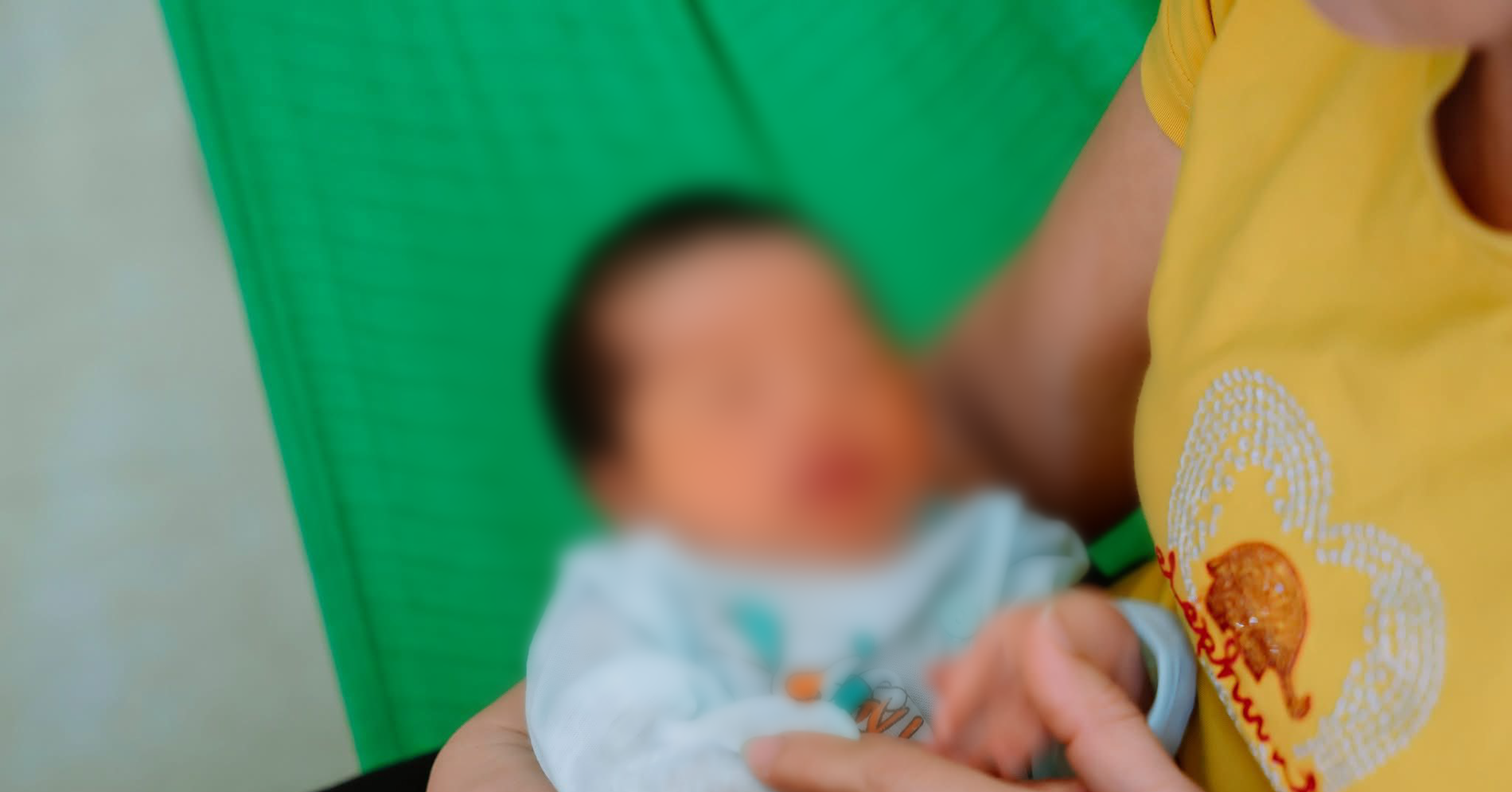 Bé gái sơ sinh bị bỏ rơi trong túi nilon ở Ninh Bình