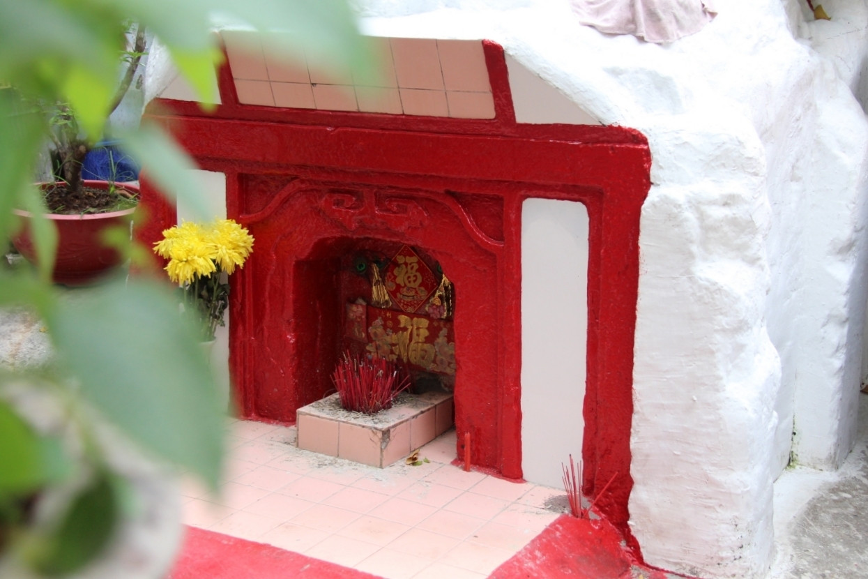 Bí ẩn ngôi mộ cổ trong hẻm nhỏ TPHCM, người dân xem như Thổ địa