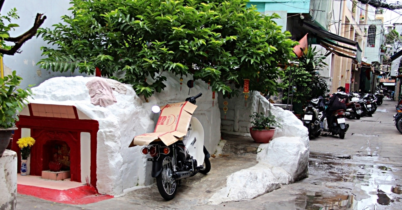 Bí ẩn ngôi mộ cổ trong hẻm nhỏ TPHCM, người dân...