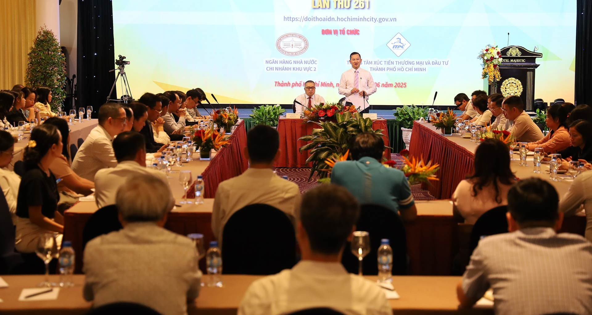 Bị kế toán nói cán bộ hành ‘dấu chấm, dấu phẩy"...