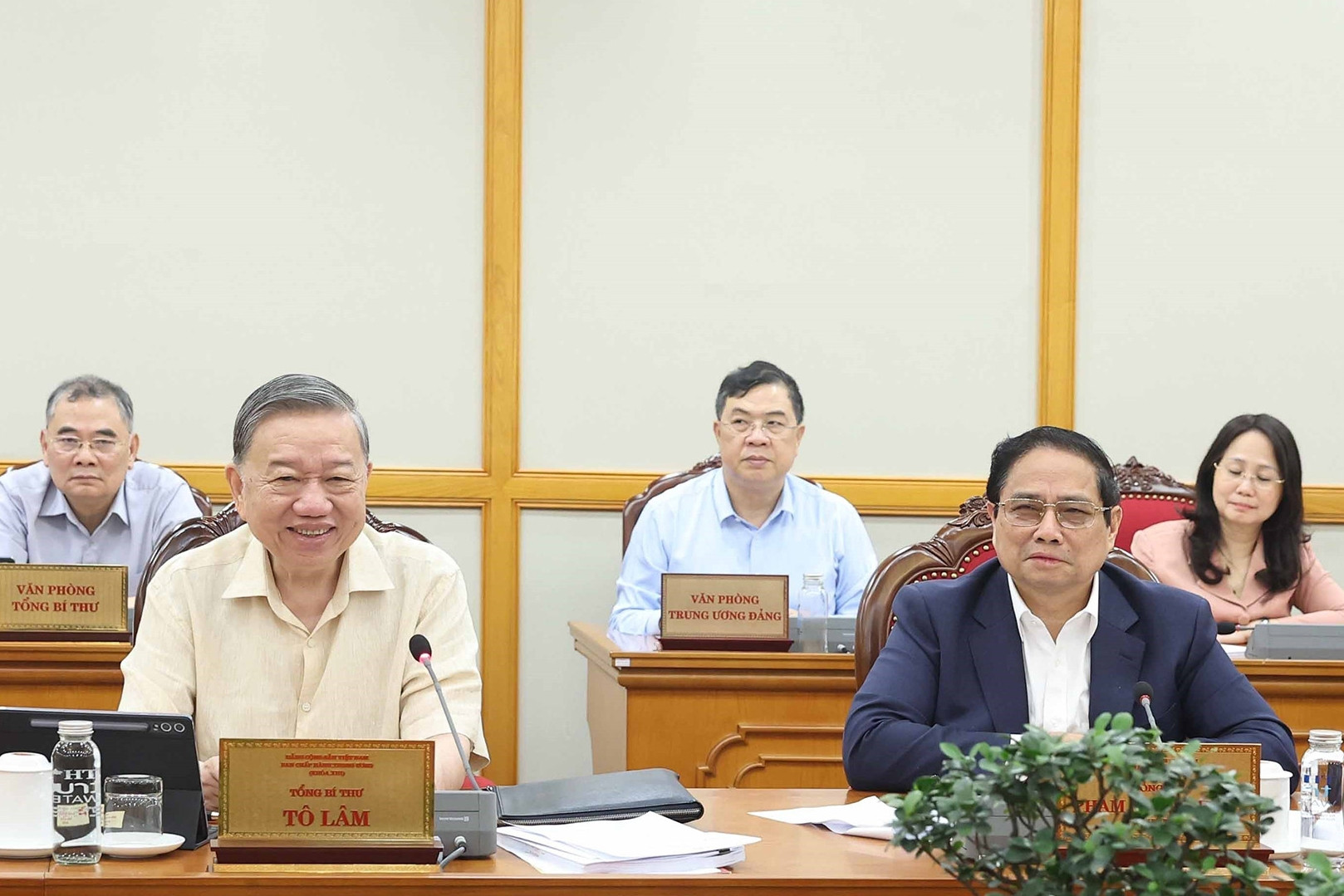 Bộ Chính trị, Ban Bí thư yêu cầu rà soát việc sử dụng biên chế khối chính phủ