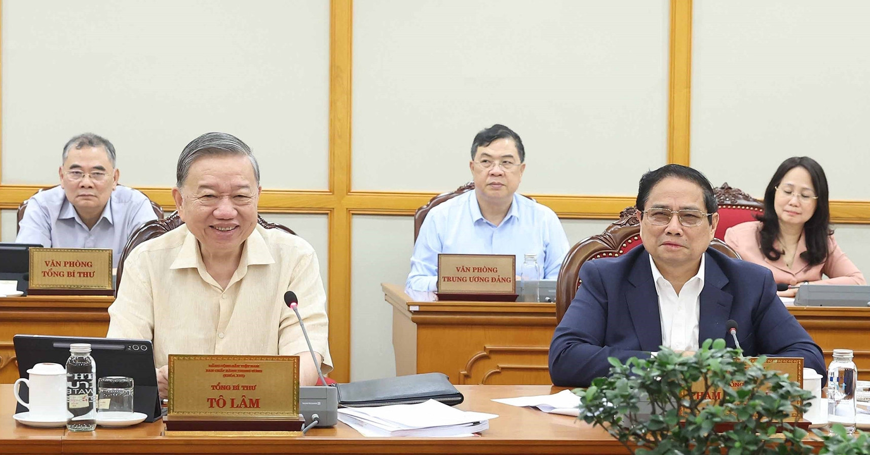 Bộ Chính trị, Ban Bí thư yêu cầu rà soát việc sử dụng biên chế khối chính phủ
