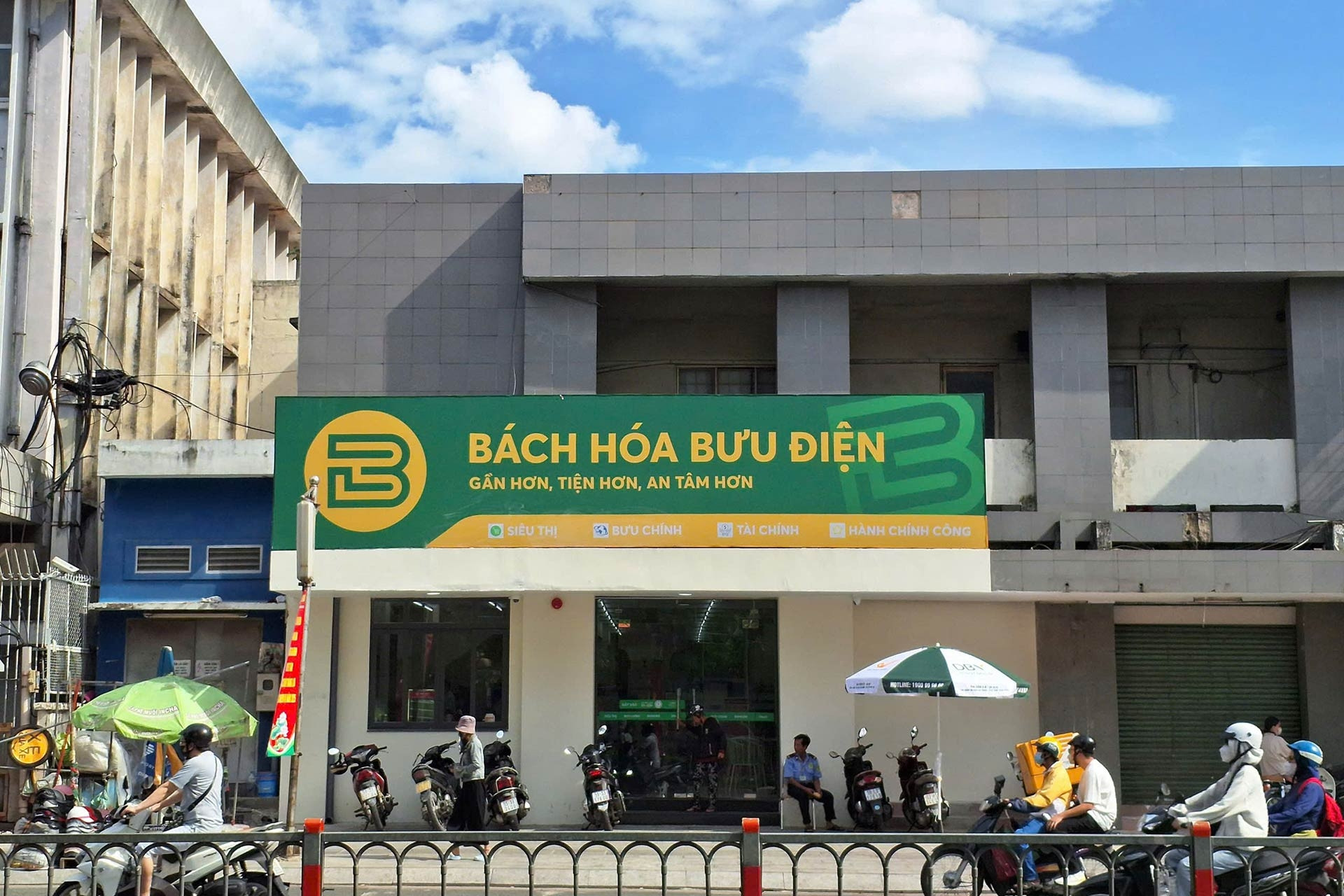 Bưu điện tại TPHCM ‘lột xác' thành cửa hàng bách hóa: Độc đáo mô hình 2 trong 1