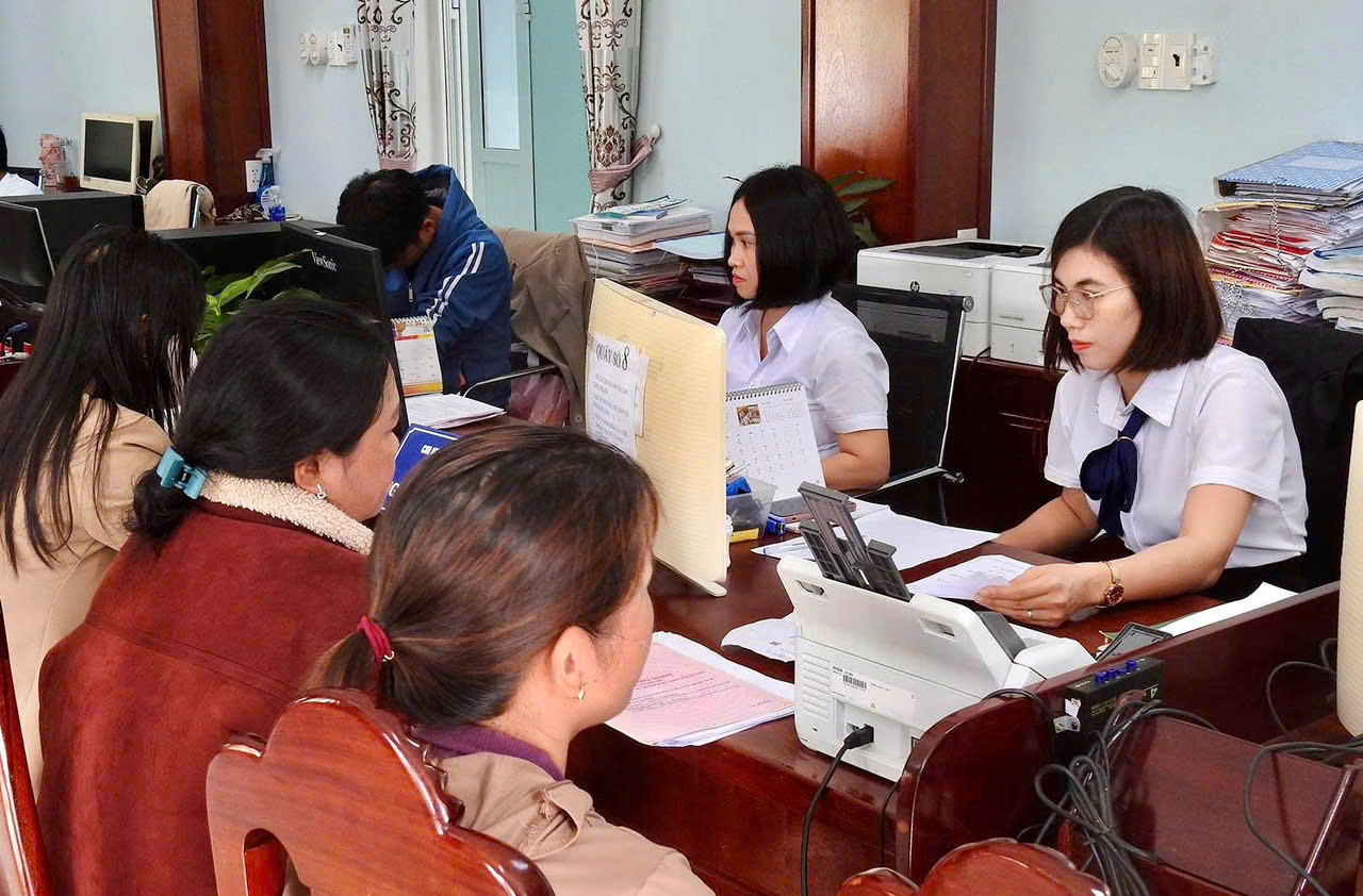 cán bộ Trung tâm phục vụ hành chính công xã biên giới Bờ Y, tỉnh Quảng Ngãi .jpg