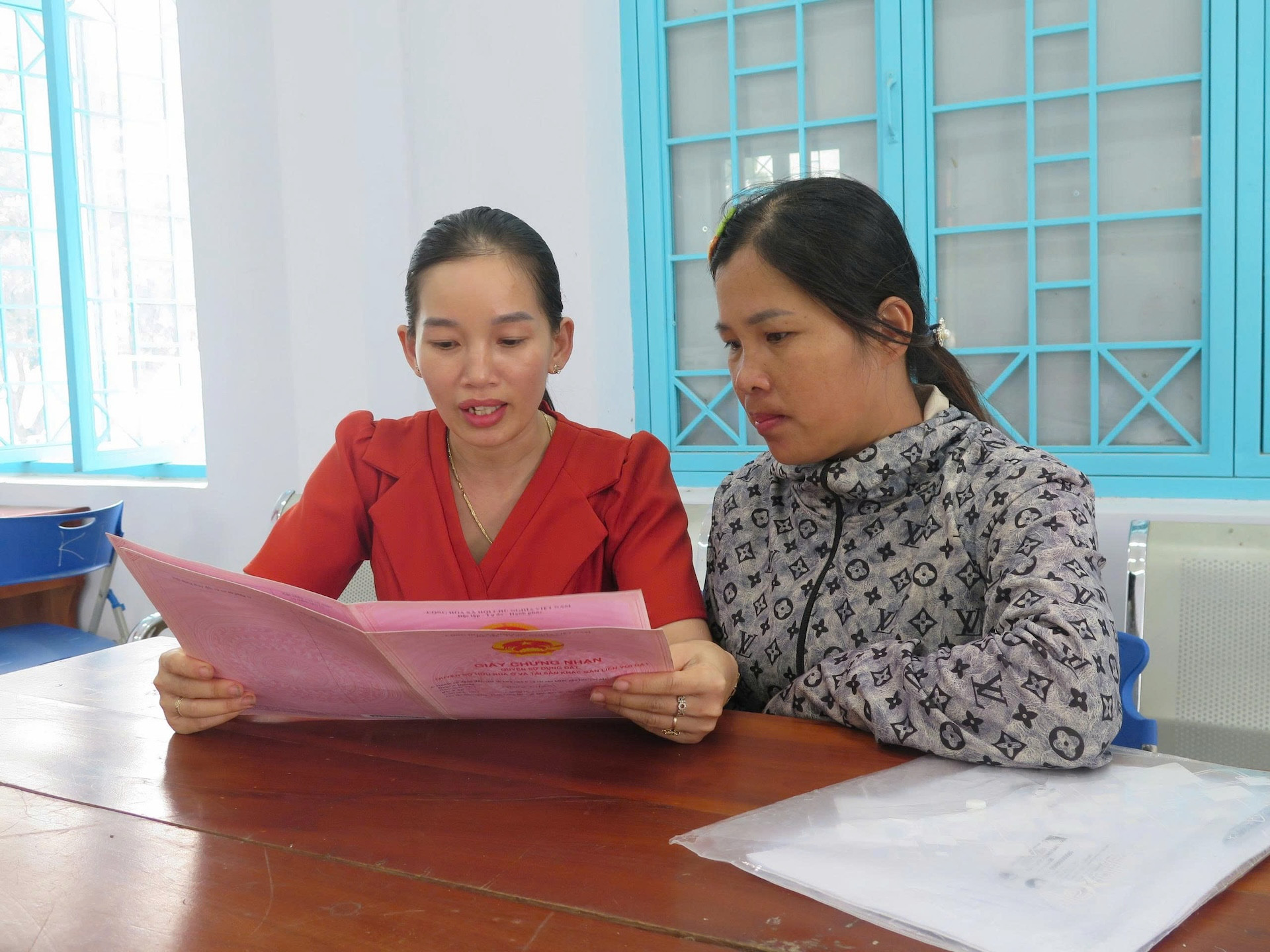 Cán bộ Trung tâm phục vụ hành chính công xã biên giới Dục Nông, tỉnh Quảng Ngãi hướng.jpg