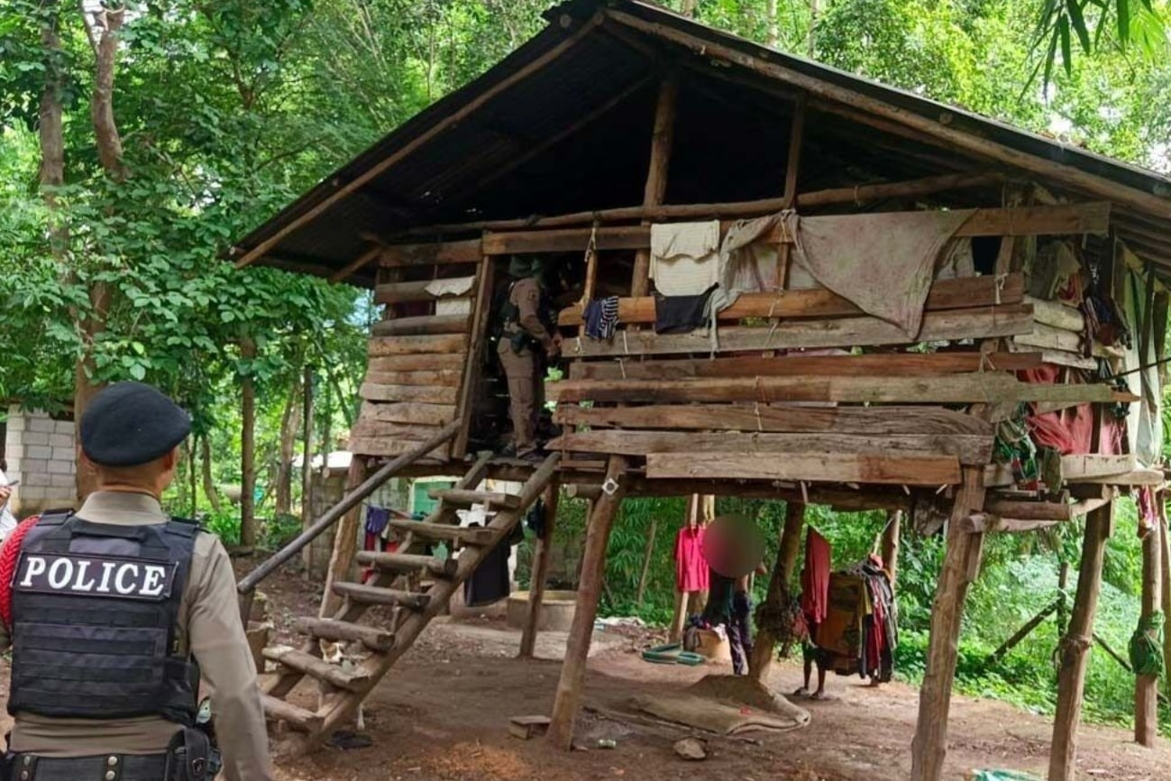 Cậu bé sống cùng bầy chó, 8 tuổi không biết nói tiếng người