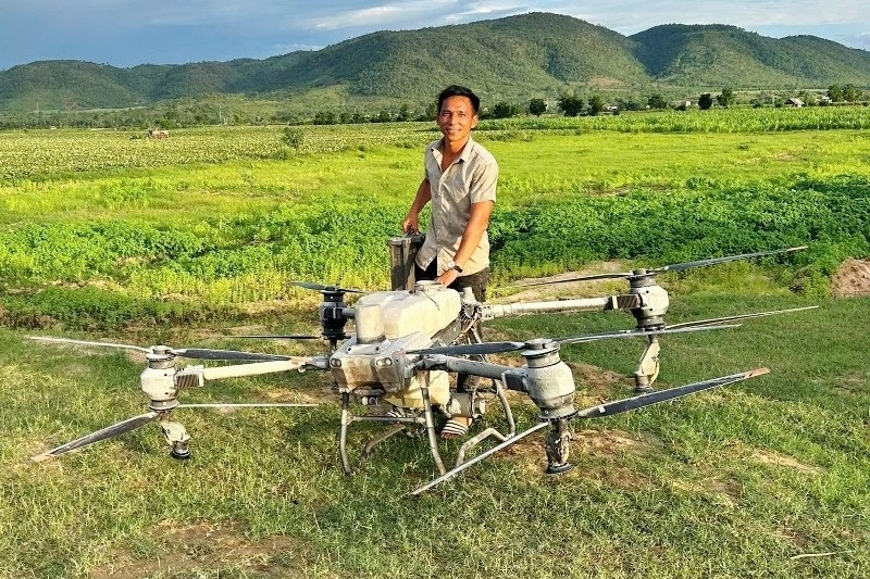 Chủ tịch tỉnh thưởng nóng người dùng drone cứu 2 em nhỏ mắc kẹt giữa nước xiết
