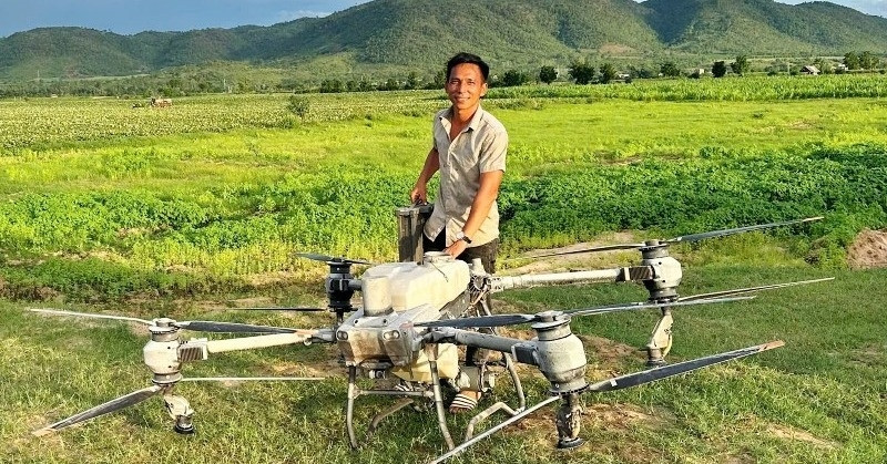 Chủ tịch tỉnh thưởng nóng người dùng drone cứu 2 em nhỏ mắc kẹt giữa nước xiết
