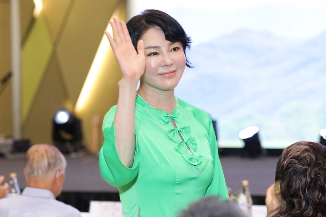 Cô giáo Hàn Quốc chuyên ươm mầm tài năng Việt áo dài xanh nổi bật ở tuổi 57