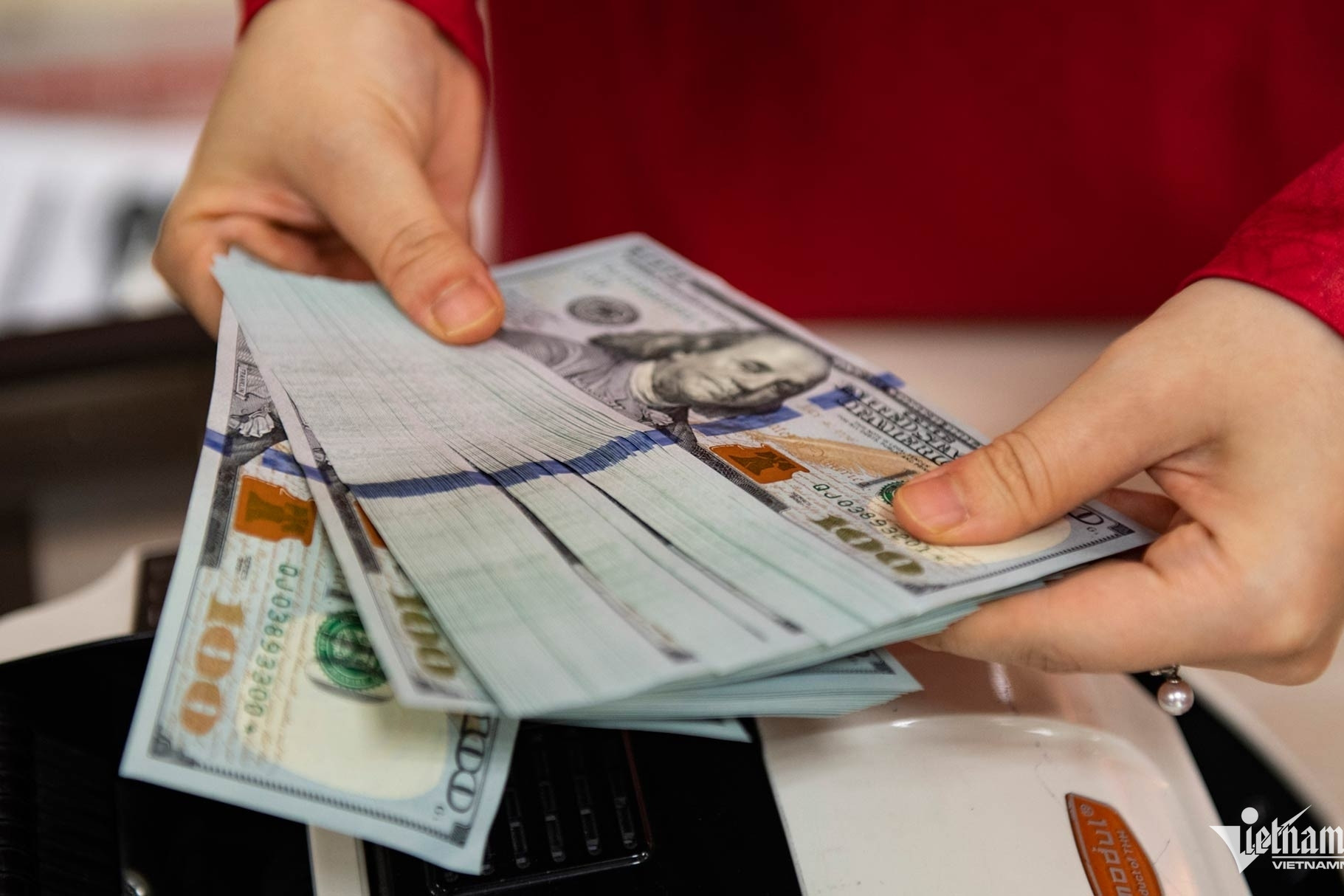 Đồng USD xuống đáy 3,5 năm, chủ tịch Fed đau đầu trước áp lực từ ông Trump