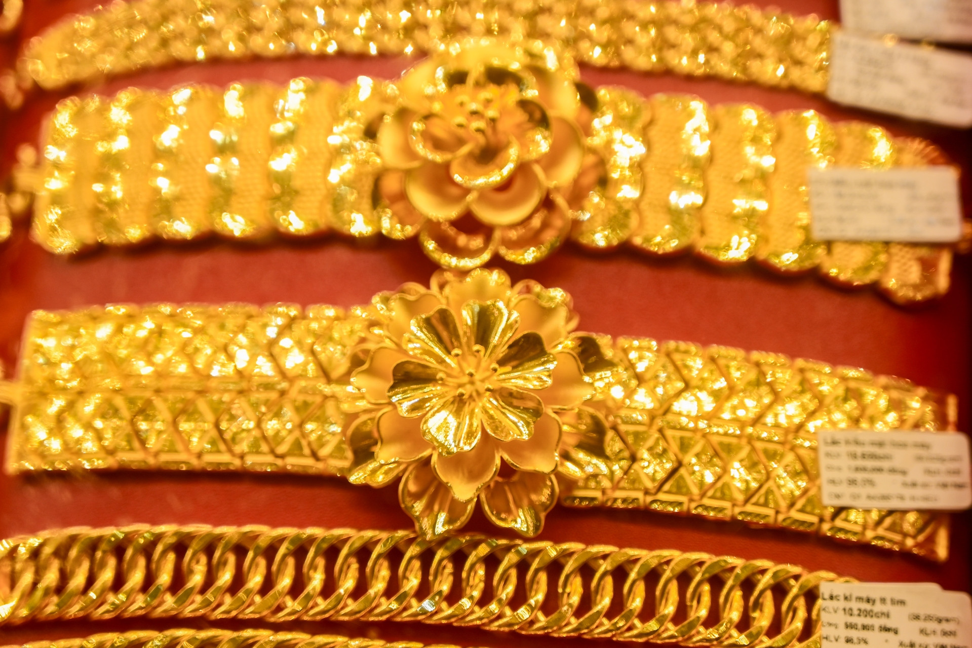 FED ra quyết định bất chấp áp lực từ ông Trump, giá vàng vọt lên