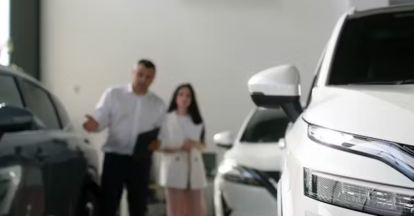 Gần một nửa phụ nữ cảm thấy bị coi thường khi mua ô tô
