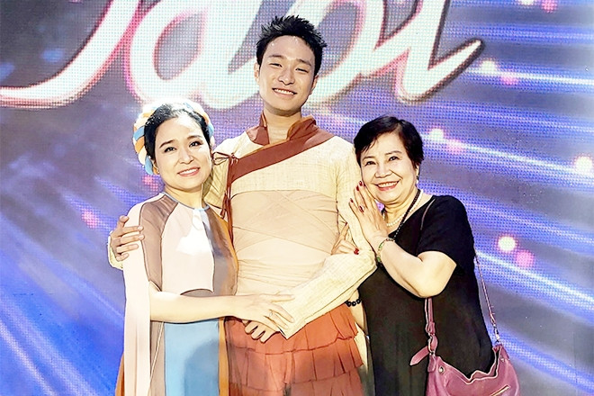 Hé lộ về gia đình có bà là NSND, mẹ là NSƯT và con quán quân Vietnam Idol