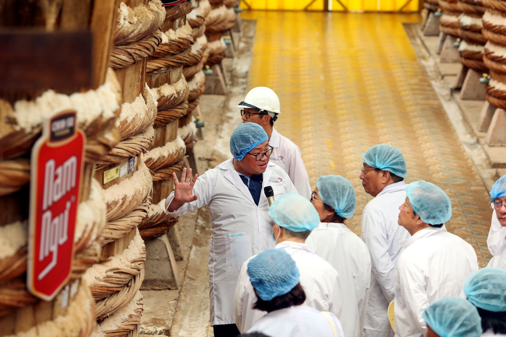 Khách mời được tham quan không gian nhà thùng Masan PQ với số lượng thùng ủ lên đến gần 500 thùng.jpg