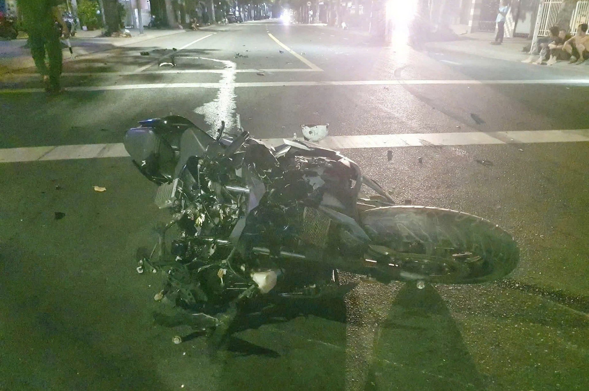 Nam thanh niên lái mô tô phân khối lớn phóng như bay húc lật xe tải con tại giao lộ.jpg