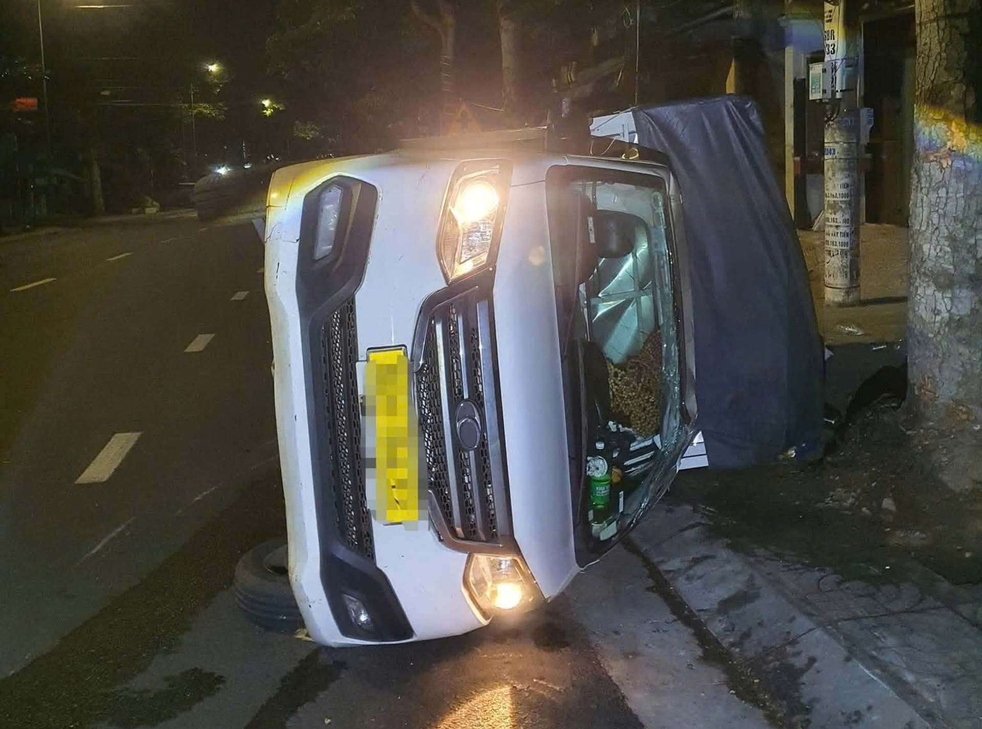 Nam thanh niên lái mô tô phân khối lớn phóng như bay húc lật xe tải con tại giao lộ..jpg
