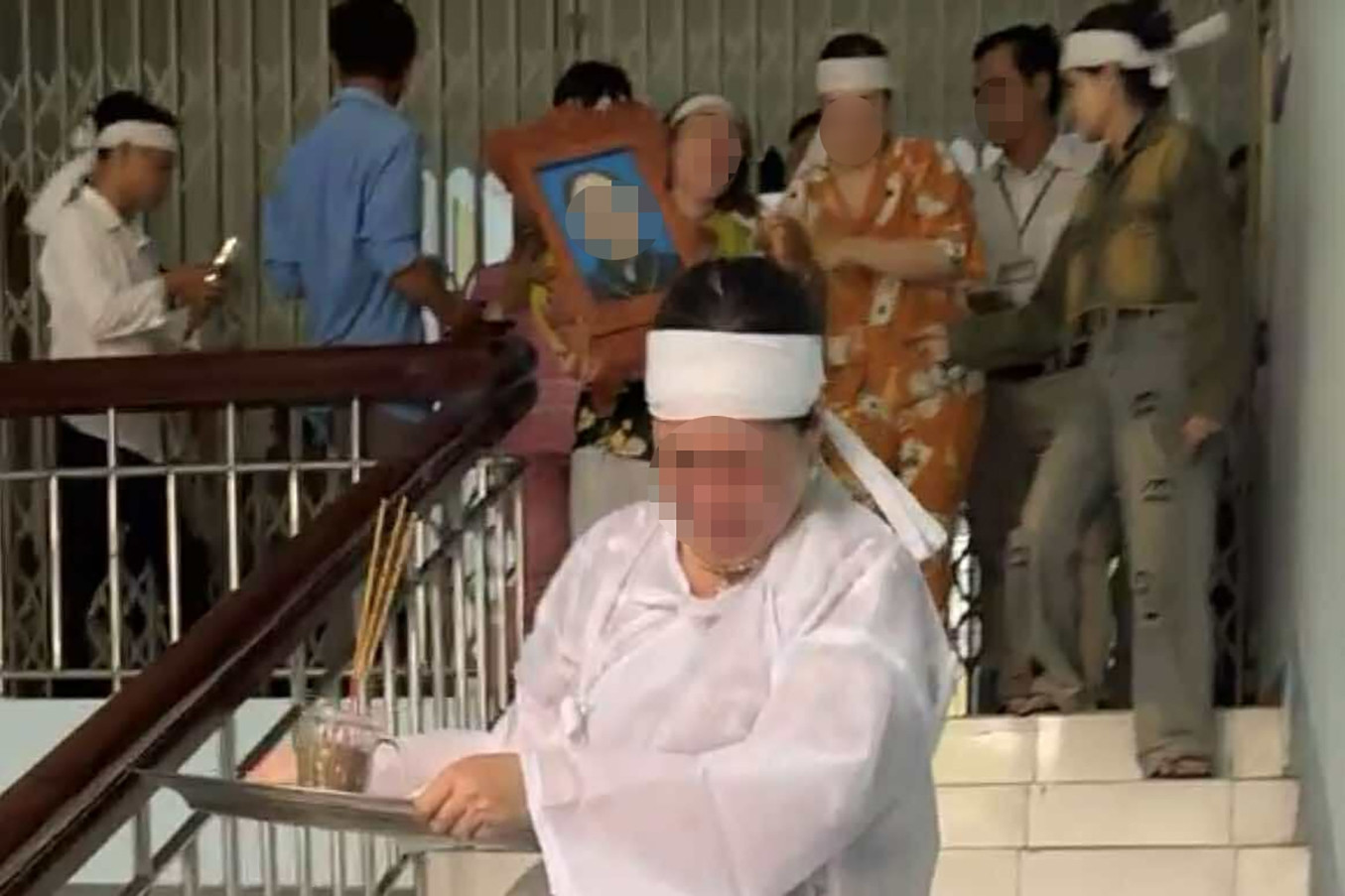 Người nhà đưa di ảnh bệnh nhân đến trung tâm y tế, 'tố' bác sĩ tắc trách