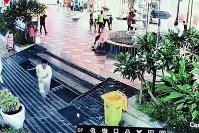 Ô tô lao như tên bắn vào khách sạn, húc văng 4 người đứng trước sảnh