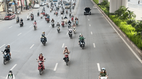 Ngày đầu phân làn ở đường Phạm Văn Đồng, xe máy tràn vào đi chung cùng ô tô
