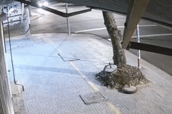 Clip thanh niên lái xe phân khối lớn phóng nhanh húc lật xe tải ở TPHCM