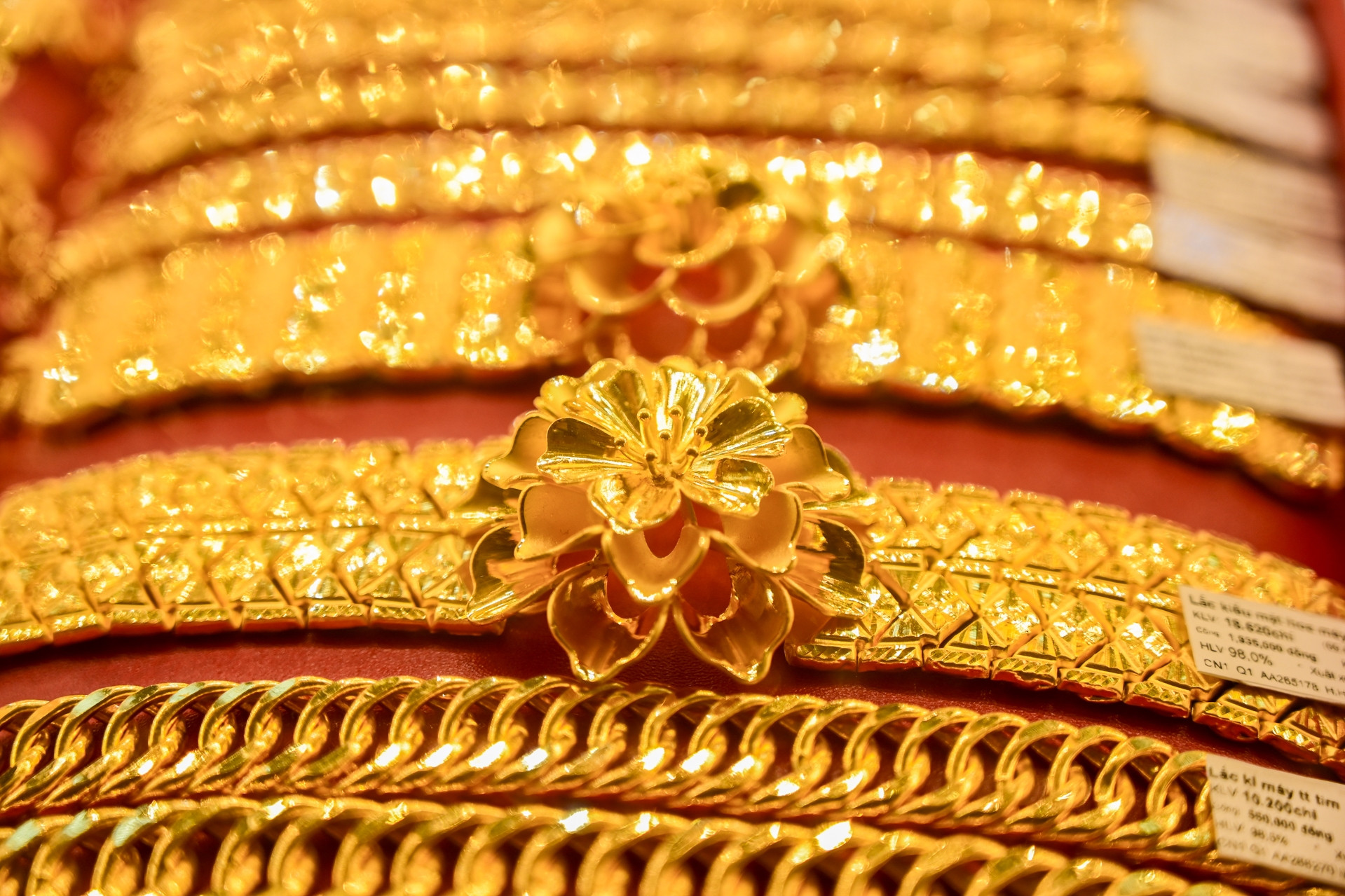 Tòa án 'tuýt còi' thuế đối ứng của ông Trump: Giá vàng suy yếu, tài chính toàn cầu dậy sóng