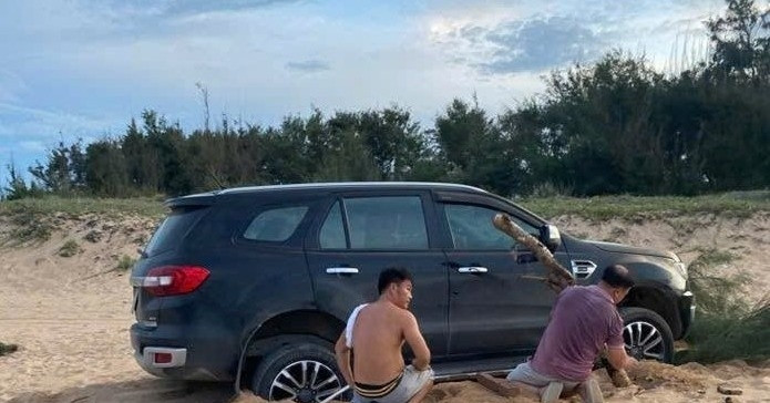Triệu tập nam tài xế lái ô tô con vào đường cấm trên bãi biển
