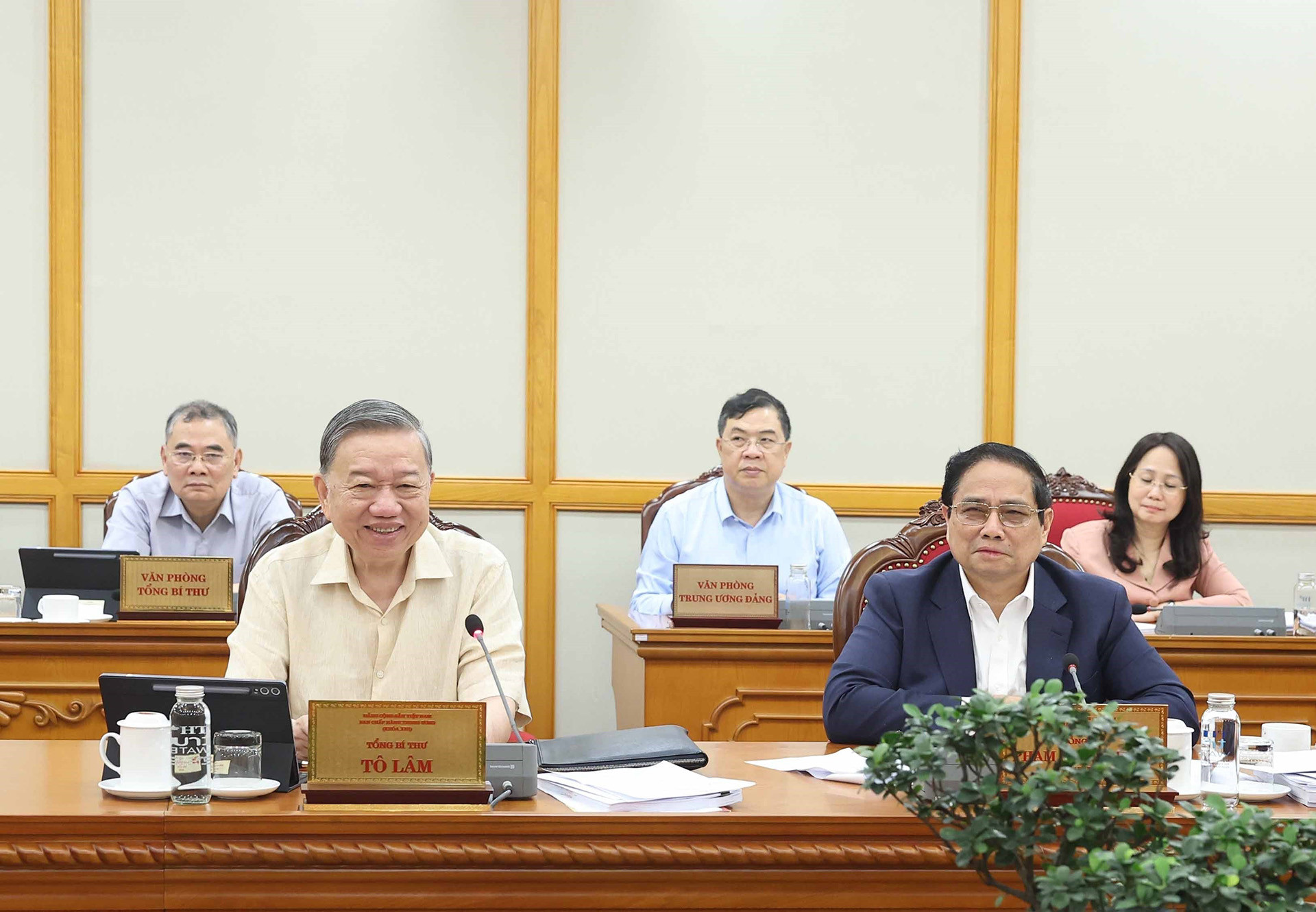 vna_potal_tong_bi_thu_to_lam_chu_tri_cuoc_hop_bo_chinh_tri_ban_bi_thu_cho_y_kien_ve_tinh_hinh_thuc_hien_ve_sap_xep_to_chuc_bo_may_va_don_vi_hanh_chinh_8130873.jpg